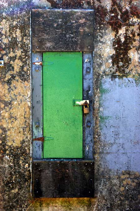 Hildie Golding photo: old faded paint door
