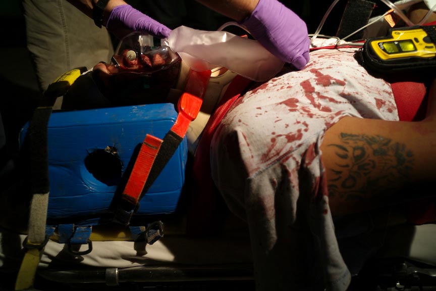Juárez: Treating a victim, medical gear and blood; © Julián Cardona