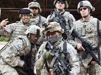 US Army troops pose in front of Iraqi palace