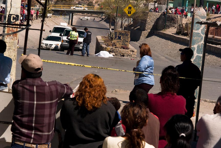 Juárez: dead body with police and onlookers, daytime, © Julián Cardona
