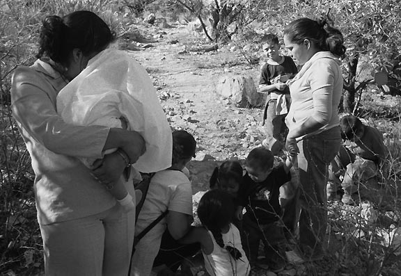 Mothers and their children crossing the desert (photo: Julián Cardona)